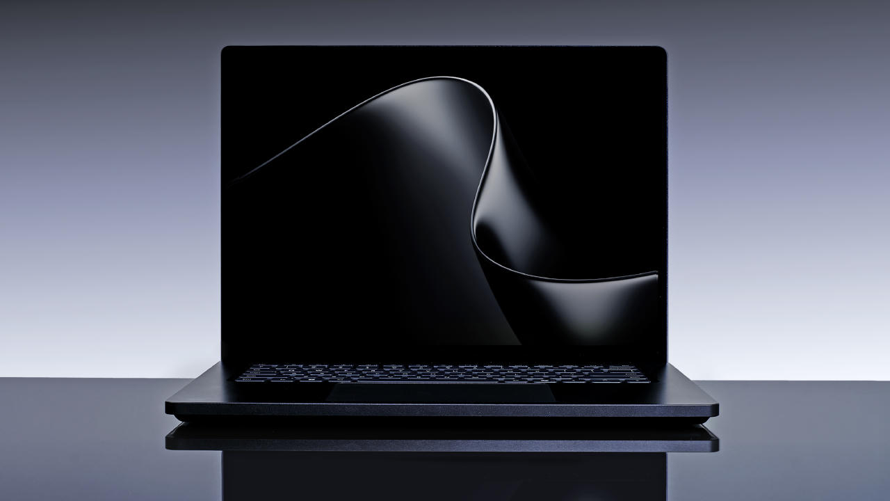 Microsoft Surface Laptop Ultra trang bị siêu chip Nvidia RTX Spark với 128GB RAM, 20 nhân CPU Arm và GPU Blackwell — Màn hình PixelSense Ultra mini-LED 15 inch hoàn thiện cỗ máy mạnh mẽ này